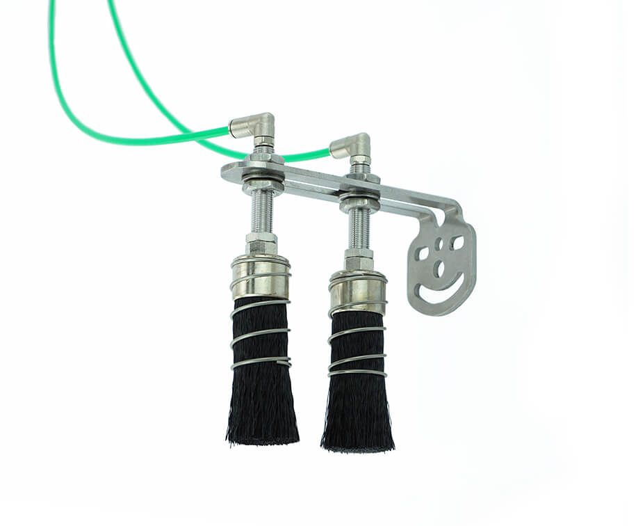 zwei Schmierpinsel auf Montagewinkel